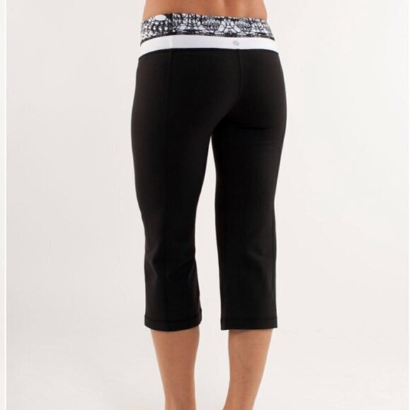 Lululemon Groove Crop Black / White Black Glacier Lace *Reversible Size 2 - Picture 2 of 14